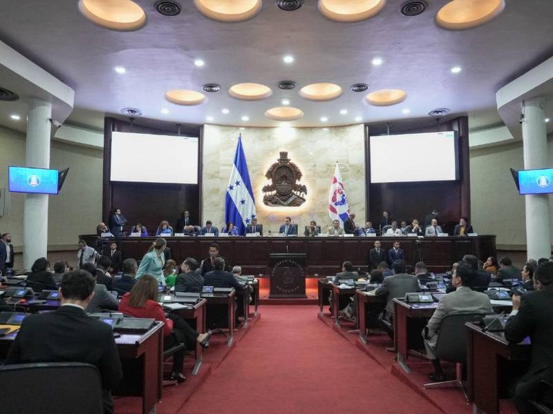 Nueva administración del Congreso alcanza 33 sesiones y supera registro anual previo.