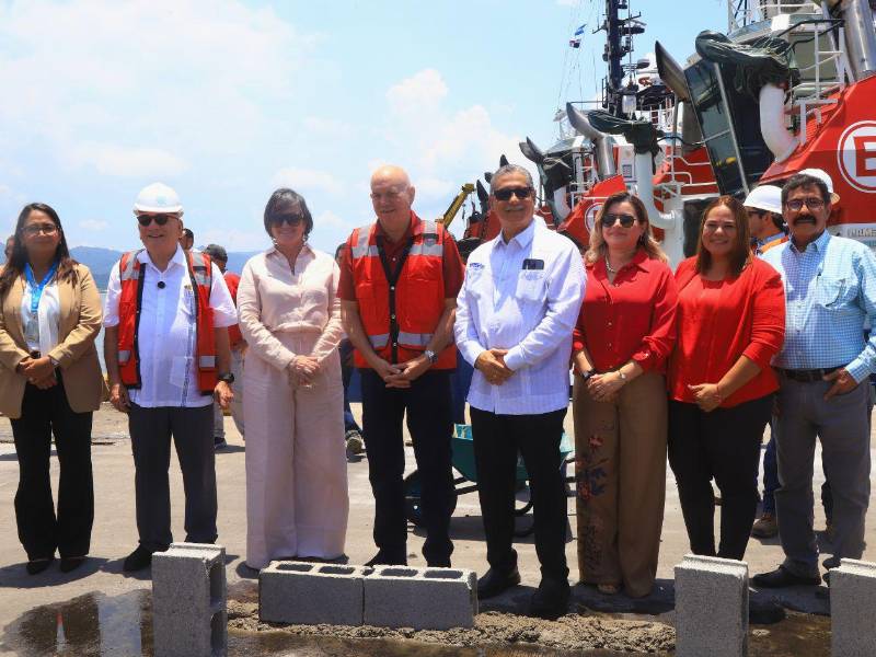 En el marco de su 59 aniversario, la ENP colocó la primera piedra para la construcción del Muelle 1B de líquidos en Puerto Cortés.