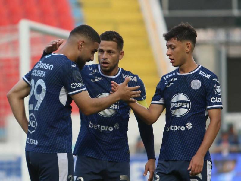 Jugadores del Motagua celebrando uno de los cinco goles que le propinaron al CD Choloma en el juego realizado en el estadio Nacional.