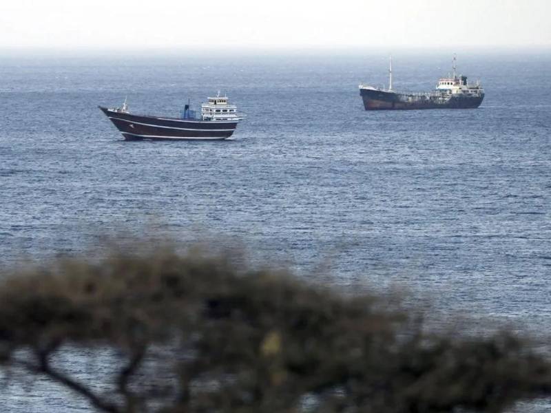 Buques mercantes de vela frente a las costas de Khasab en el estrecho de Ormuz, Musandam, Omán.