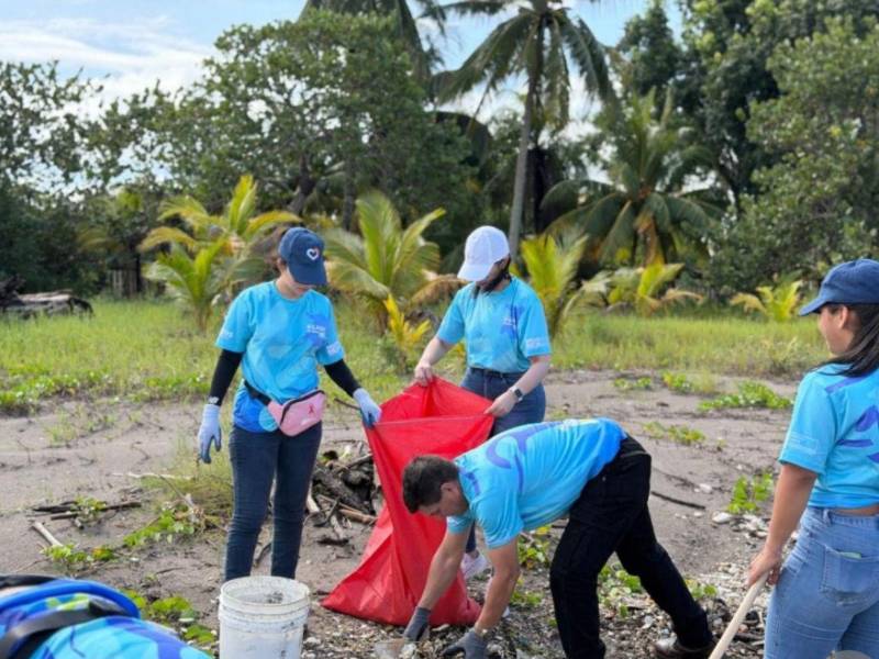 Una jornada de limpieza en Puerto Cortés reunió a 150 voluntarios que retiraron 2,530 libras de basura en la Playa La Travesía.