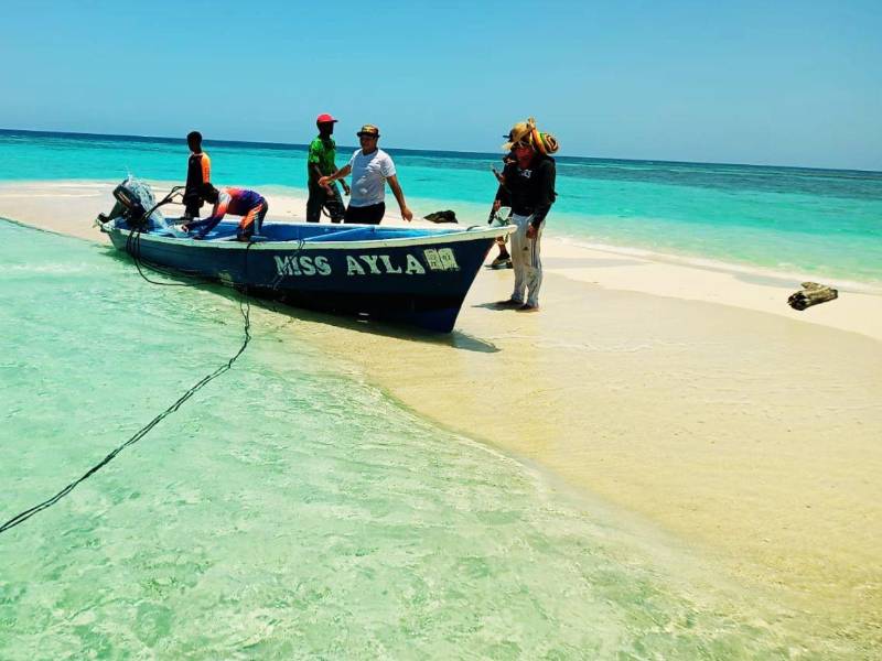 La búsqueda de Joseth Vuelto, el joven pescador desaparecido hace dos días cuando faenaba en un cayuco continúa en aguas, cayos y comunidades costeras de Atlántida, luego de que el menor fuera reportado como desaparecido el pasado 24 de julio en el sector de Cayos Cochinos. Vuelto faenaba junto Lester Batiz, de 39 años, el pescador que sobrevivió tras permanecer 20 horas a la deriva en alta mar.
