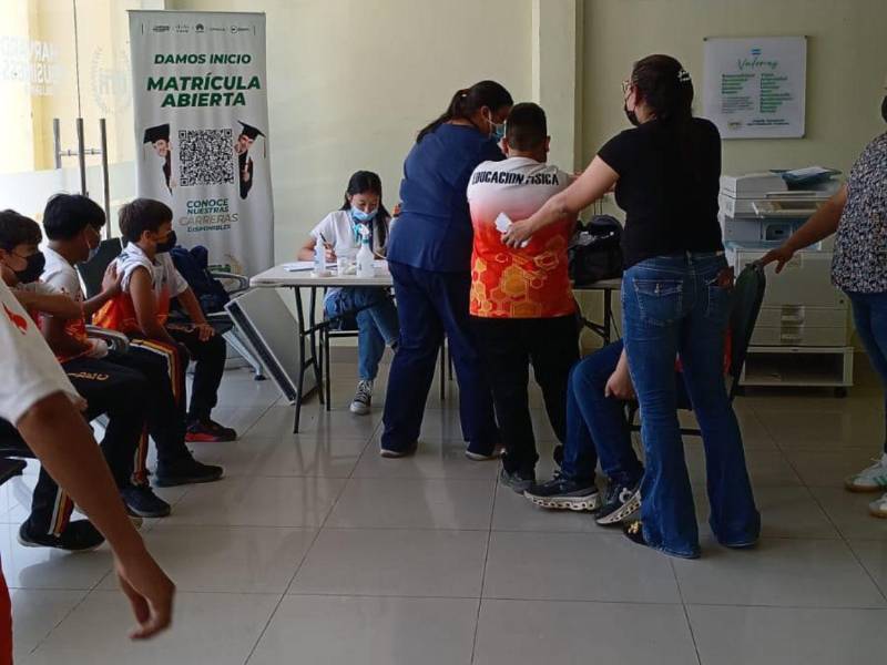 Estudiantes acuden a aplicarse la vacuna contra el sarampión en el punto de vacunación que la región sanitaria de San Pedro Sula habilitó en UTH Cofradía.