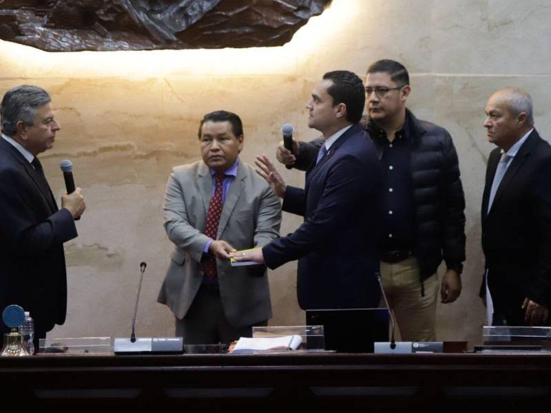 Tomás Zambrano, presidente electo de la Junta Directiva provisional del Congreso Nacional, siendo juramentado.