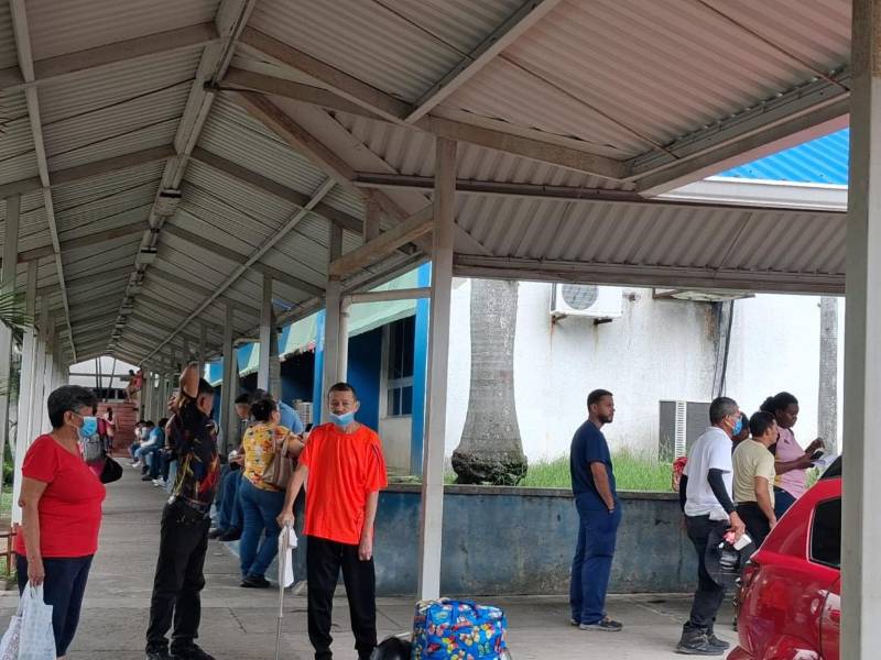 Pacientes del hospital Mario Rivas enfrentan dificultades para acceder a consultas mientras los médicos mantienen asambleas informativas para exigir el pago de salarios atrasados.