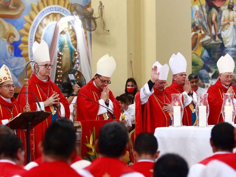 La ceremonia religiosa reunió a autoridades eclesiásticas, representantes de la sociedad civil, medios de comunicación y cientos de feligreses