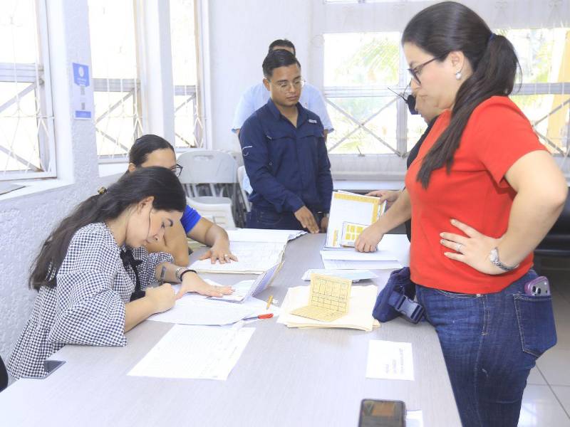 Un grupo de personas se forma para registrarse y ser vacunados contra la influeza en la región sanitaria de Cortés.