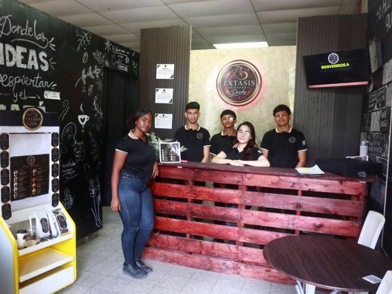 Éxtasis Coffee conquista a los visitantes con una variada oferta de cafés y bebidas a base de frutas, destacando creaciones como <i>Eclipse Negro</i>, <i>Oro Expreso</i> y <i>Crepúsculo de Cacao</i>.