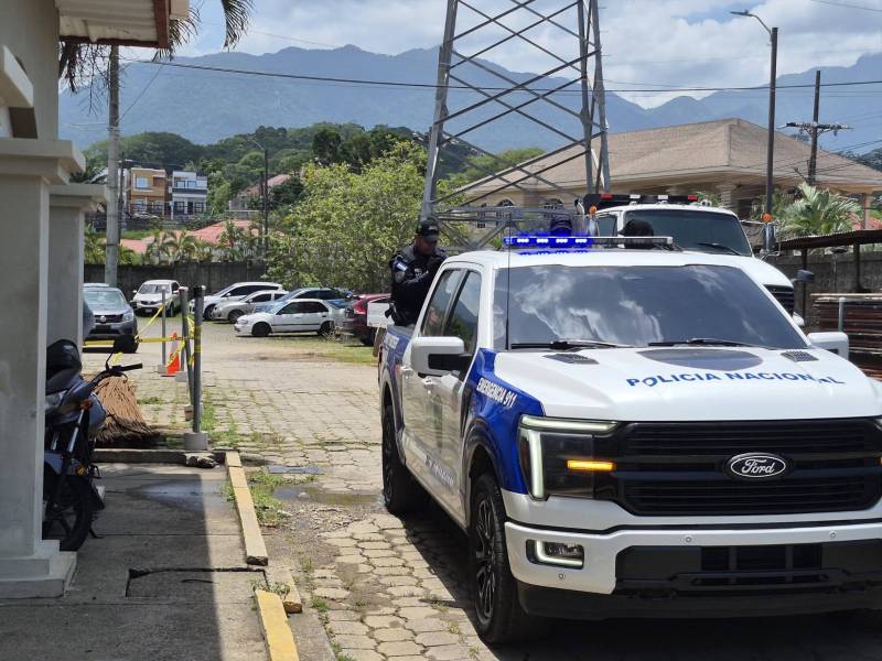 Los agentes policiales condenados cuando salían de los juzgados ceibeños, en una de las audiencias.