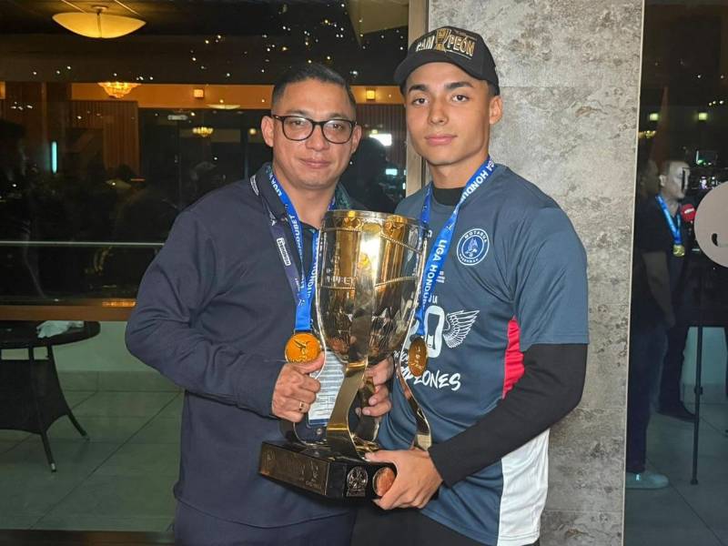 Emilio Izaguirre también se fotografió con su hijo y jugador del Motagua.