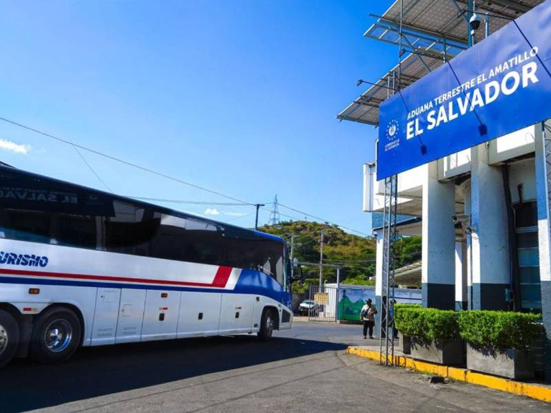 El Salvador es un país que no sólo atrae a los turistas de Honduras, también al capital de este país que encuentra un mercado similar y con condiciones positivas para los negocios.