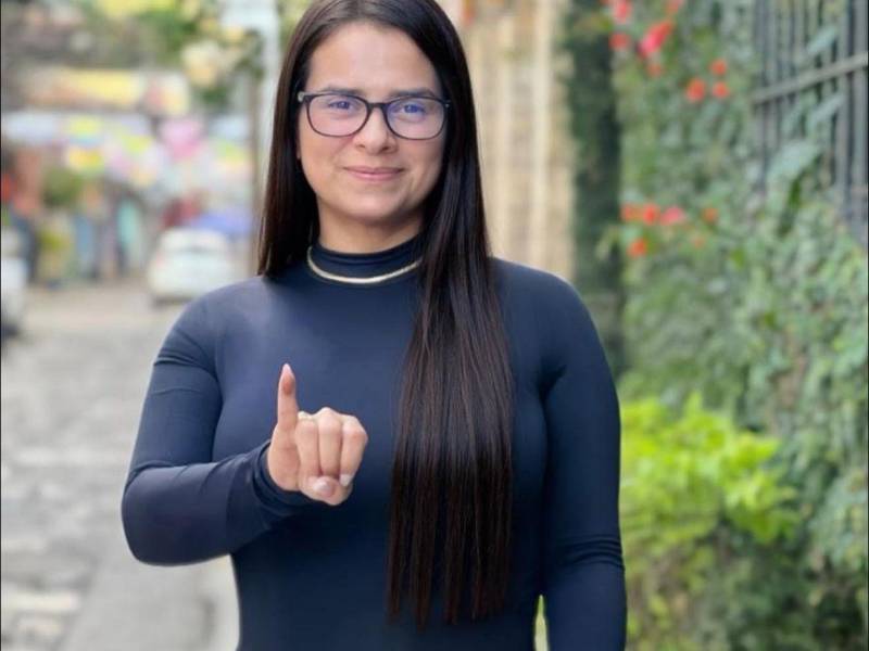 Isis Cuéllar compartió en sus redes sociales el momento cuando ejercía el sufragio en el departamento de Copán.