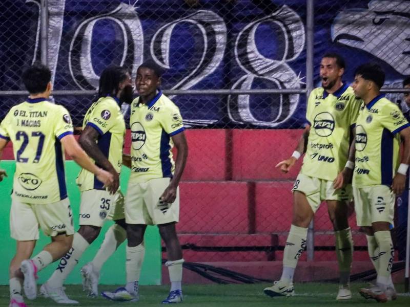 Rodrigo de Olivera y sus compañeros celebrando el gol marcado.