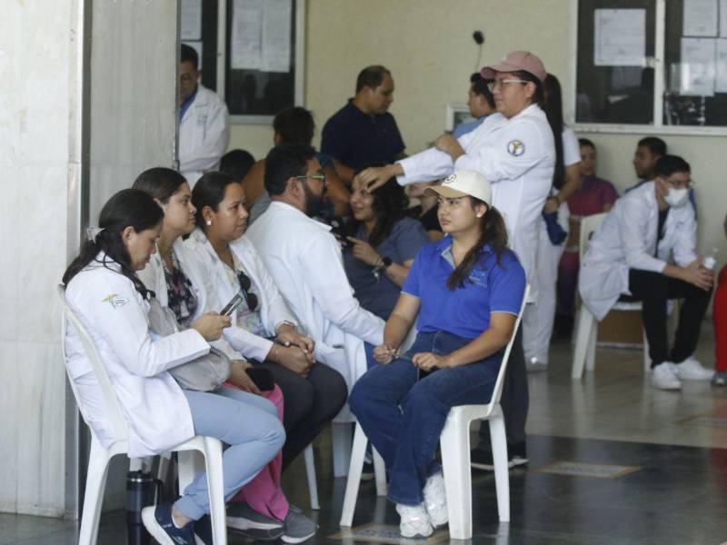 Médicos se reúnen en una asamblea informativa en abril de 2026.