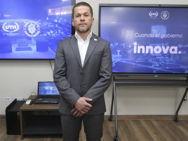 Roger Valladares, vicepresidente UTH resalta el compromiso social de la universidad con la innovación pública.