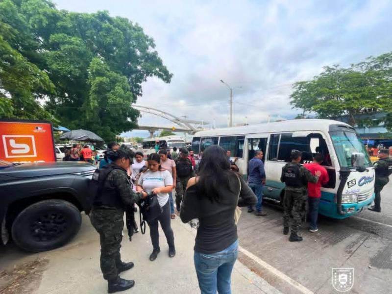 Los efectivos de la Policía Militar realizan revisiones preventivas en unidades de transporte como parte de los patrullajes.