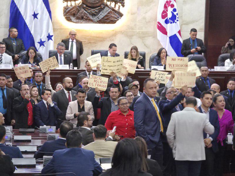 Diputados de Libre interrumpen la sesión en el Congreso Nacional al hacer sonar silbatos durante la lectura del informe de la comisión de juicio político.