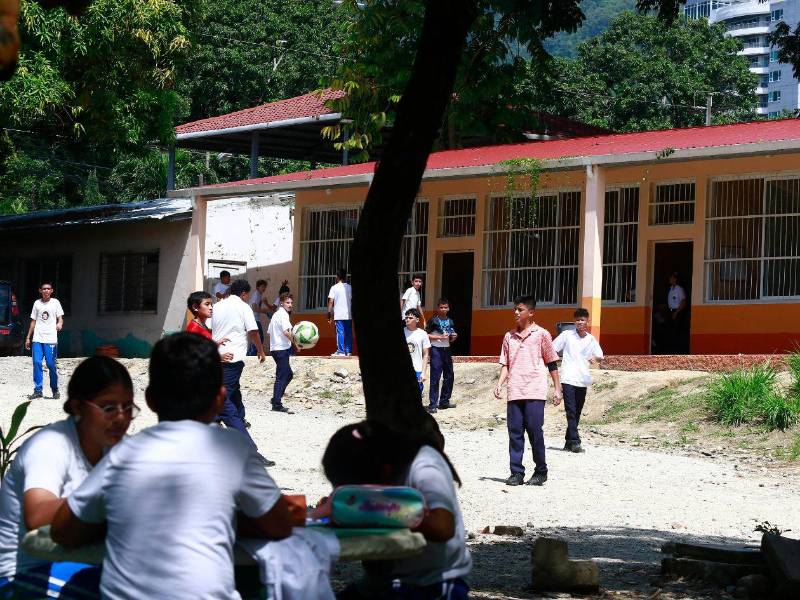 Estudiantes del centro de educación básica Dionisio de Herrera juegan durante el recreo.