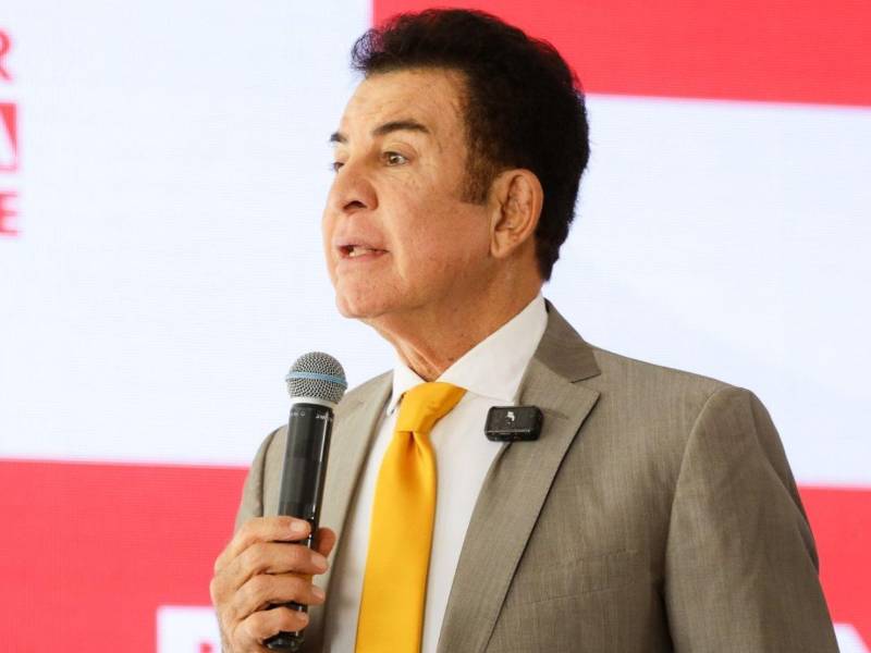 Ustedes necesitan trabajo, no 5,000 ni 10,000 lempiras que les van a dar por una vez”, dijo el presidenciable Salvador Nasralla.