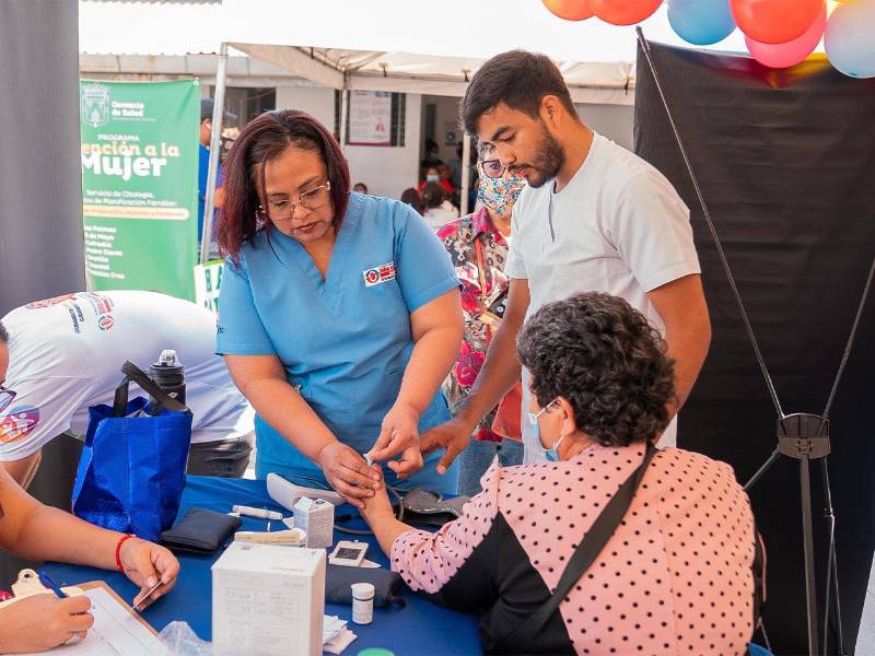 Adultos mayores reciben consulta médica y medicamentos gratuitos en las clínicas municipales.