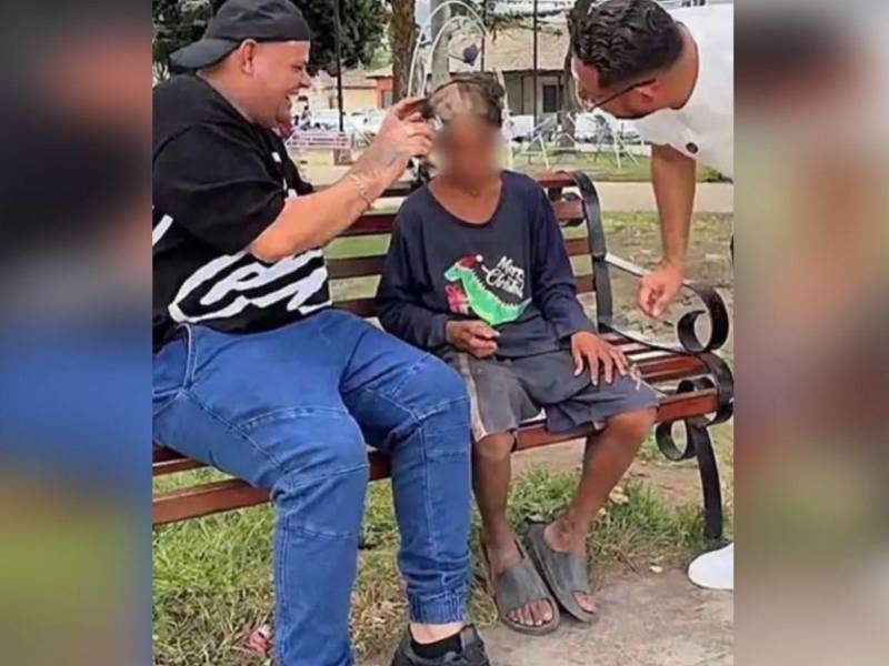 Momento en que los creadores de contenido le cortan el cabello al menor en riesgo social.