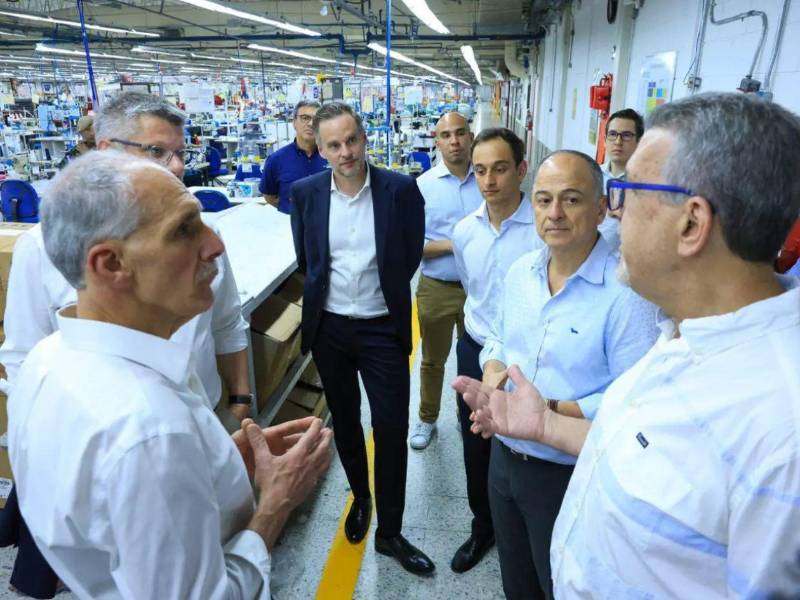 El presidente de la República, Nasry Asfura Zablah, realizó un recorrido por la Zona Industrial de Procesamiento (ZIP), El Porvenir, donde se elaboran productos manufacturados.