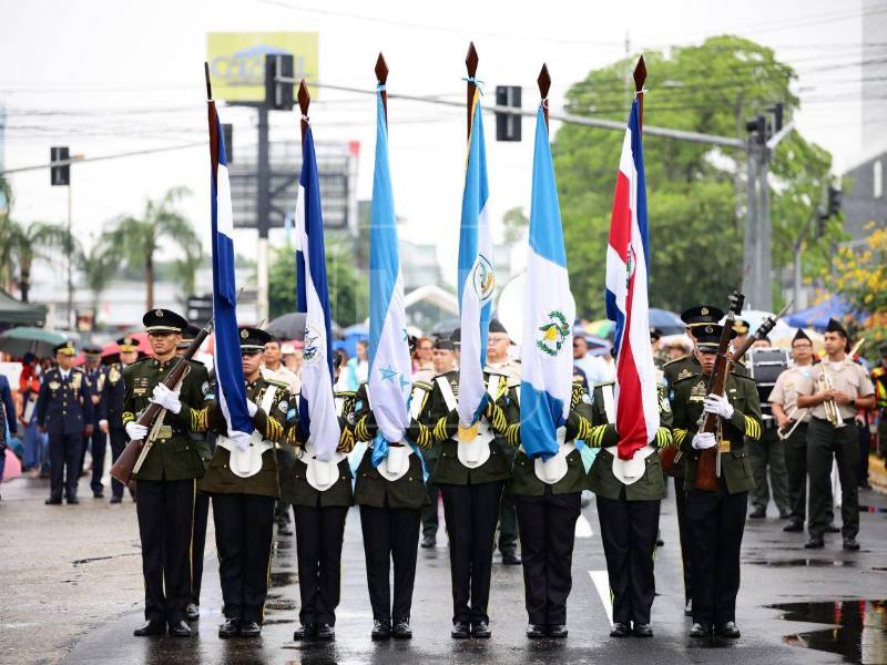 Los abanderados este 15 de septiembre en el desfile de la avenida Circunvalación de San Pedro Sula.