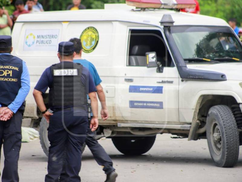 Personal de Medicina Forense se trasladó al barrio Cabañas para realizar el levantamiento del cuerpo del oficial de la Policía