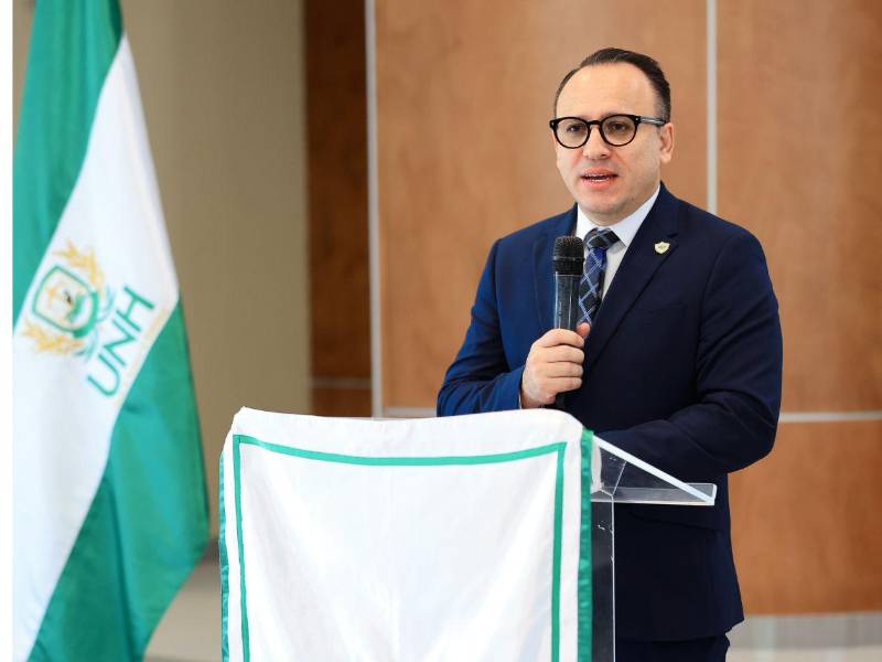 El doctor Diego Chacón, vicerrector de Vinculación de UTH, indicó que la alianza está orientada a facilitar la transición tecnológica del gremio profesional, ofreciendo los recursos que ofrece la Universidad Tecnológica de Honduras en el país.