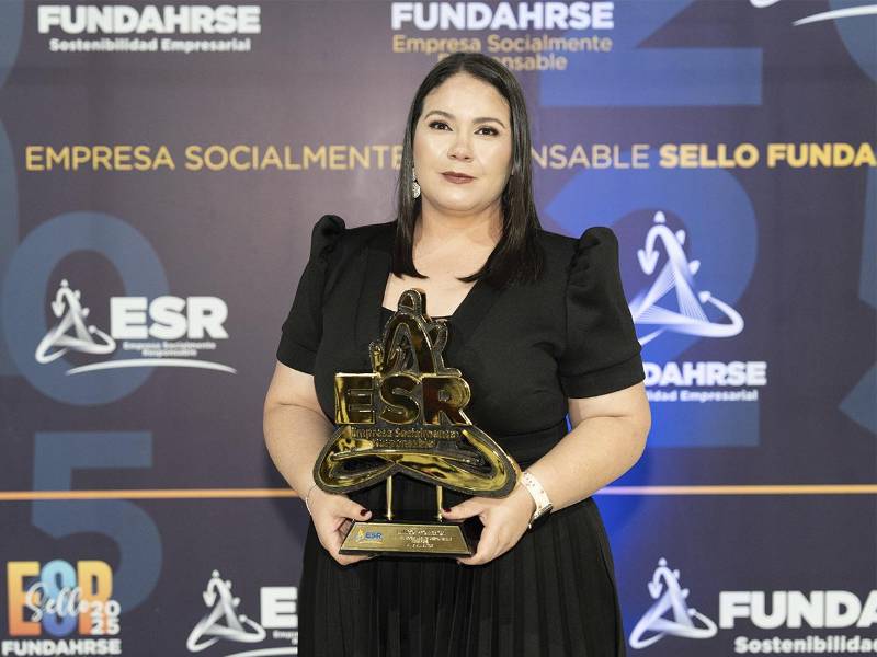 Ariana Sierra, coordinadora de sostenibilidad de Banco Promerica, destaca el compromiso del banco con la generación de valor social, ambiental y económico en el país.