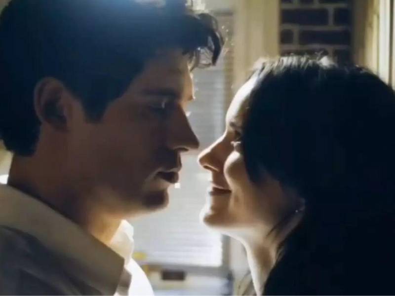 Esta es la escena que causó la polémica ya que Rachel siguió besando a David aún después de que el director gritó Cortén! en la escena.