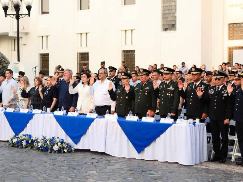 Autoridades municipales y educativas, junto con representantes de las fuerzas vivas, participaron en el acto cívico que marcó el inicio de las fiestas patrias en San Pedro Sula.