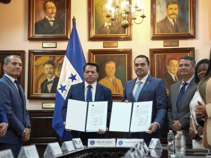 El presidente del Congreso Nacional, Tomás Zambrano, firmó este martes con el director de la Empresa Nacional de Artes Gráficas (Enag), Juan Manuel Gálvez, el Convenio de Acceso Universal y Gratuito a las Leyes de la República en el Diario Oficial La Gaceta.