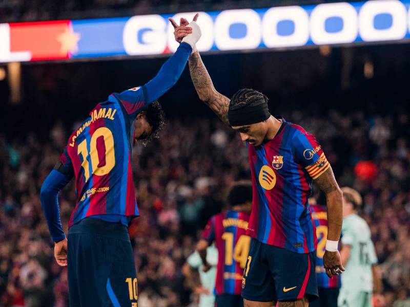Raphinha celebrando con Lamine Yamal su primer gol del partido del Barcelona contra el Alavés.