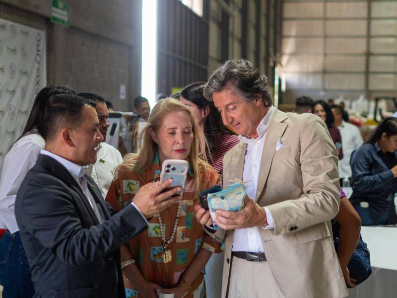 Oscar René Madrid, gerente de Proexo, la primera dama Lissete del Cid de Asfura, y Alessandro Fracassetti, representante del PNUD en Honduras, al enviar el primer contenedor de café a Alemania.