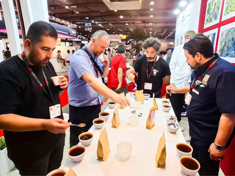 Expertos y compradores internacionales descubren la diversidad de las regiones cafetaleras de Honduras a través de una cata especializada, poniendo el nombre de Honduras en alto
