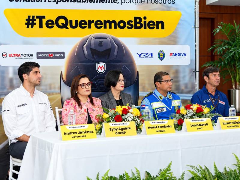 Representantes de Motomundo, Ultramotor, Ahdiva, Dnvt y Cohep integraron la mesa principal durante el lanzamiento del Programa de Movilidad Segura #TeQueremosBien, iniciativa que promueve la educación, prevención y conducción responsable en Honduras.