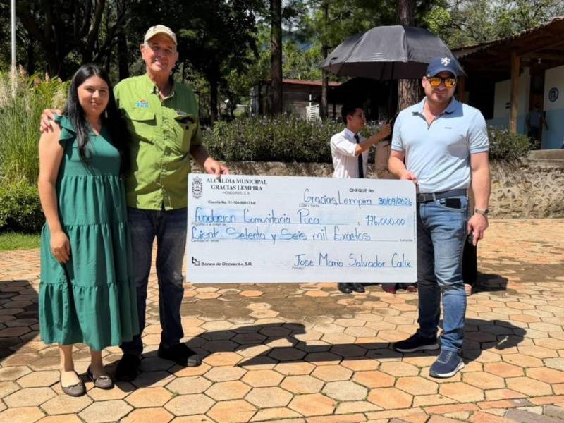Una nueva generación de guacamayas rojas fue liberada en Gracias, Lempira, como parte de un programa que busca recuperar y consolidar la población de esta especie en libertad. También se entregó un donativo.