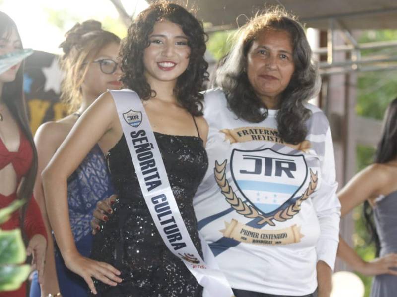 Sharon Denisse Díaz obtuvo el título de señorita simpatía.