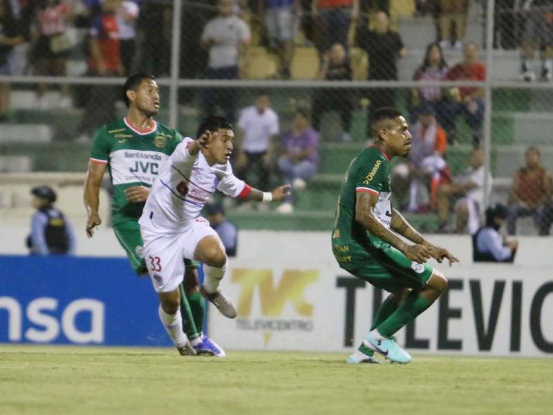 La acción que el Olimpia pidió penal sobre Michaell Chirinos por falta de Javier Rivera.