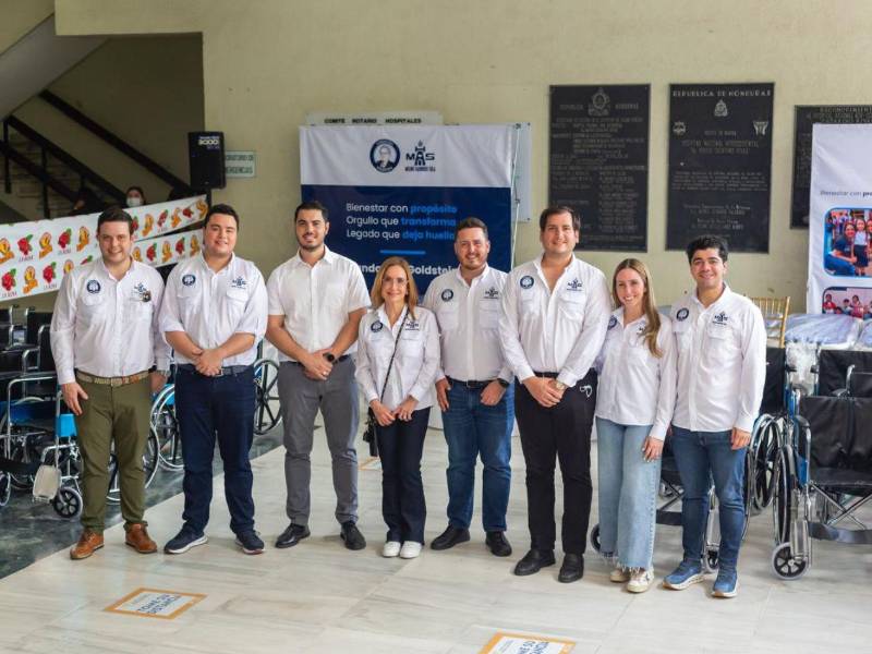 Familia Goldstein y el CEO del Grupo Goldstein, Joaquín Echeverry, durante la entrega de la donación al centro hospitalario.
