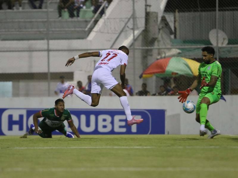 El momento del gol de Jerry Bengtson tras superar a César Samudio con remate de derecha.