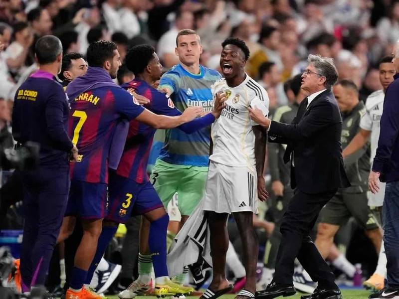 Vinicius encendió al banquillo del Barcelona tras la expulsión de Pedri y los culés se le fueron encima.