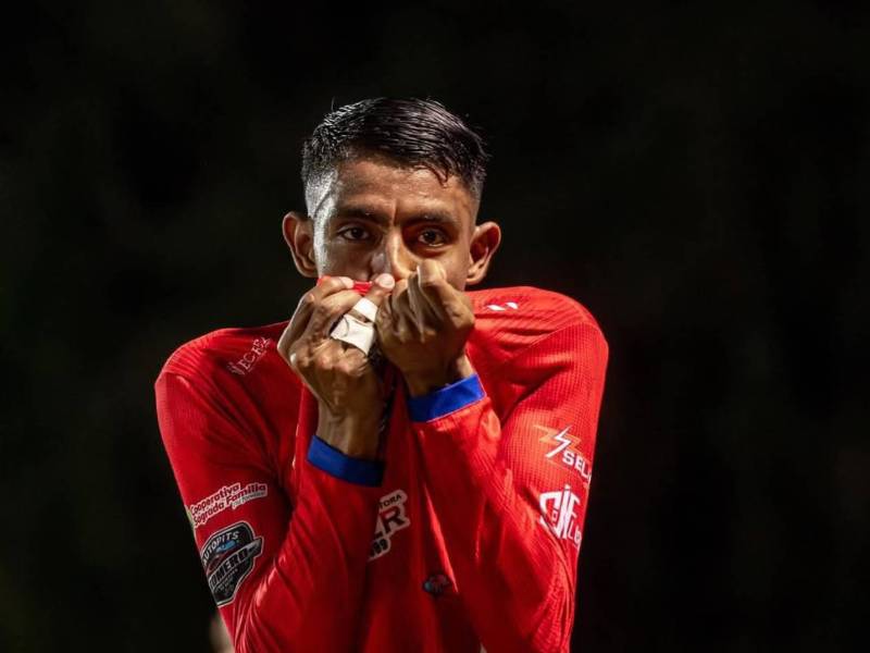 Esteban Duarte, conocido en el fútbol hondureño como “Perro Negro”, se ha convertido en uno de los nombres que comienzan a llamar la atención en la Liga Nacional con Estrella Roja.