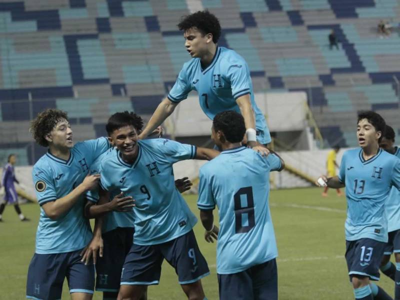 Los jugadores de la Selección de Honduras celebrando el primer gol del paritdo ante Guyana en su debut en el Premundial Sub-17 de la Concacaf.