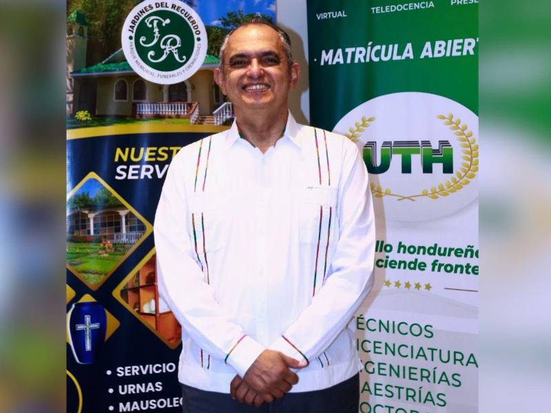 Doctor Javier Mejía, rector general de UTH, informó que los empleados de Jardines, Funeraria y Cremación del Recuerdo obtendrán hasta un 20% de descuento en licenciaturas y maestrías en la universidad.