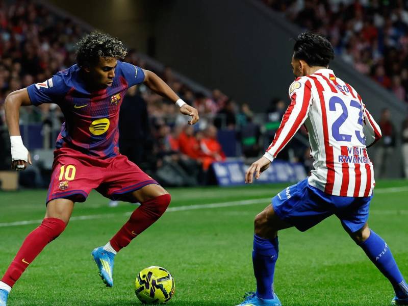 Lamine Yamal conduce la pelota ante la marcha del argentino Nico González.