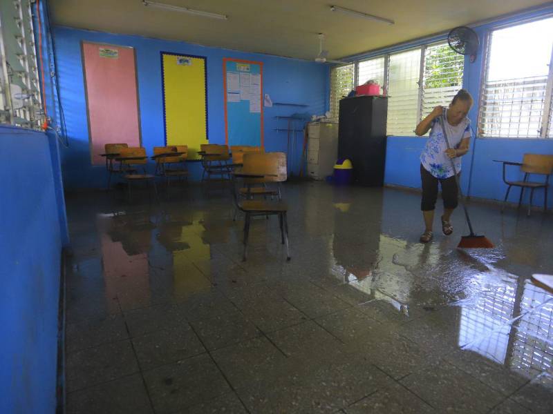 Padres de familia se sumaron a las labores de limpieza en la escuela Lila Luz de Maradiaga.