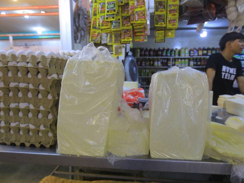El queso semiseco mantiene una alta demanda entre los hogares sampedranos y continúa siendo uno de los productos más buscados por los consumidores.
