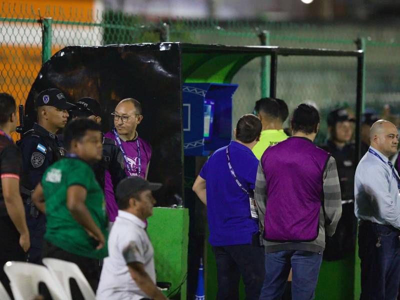 Momento en el que Nelson Salgado revisa la jugada polémica en el FVS.